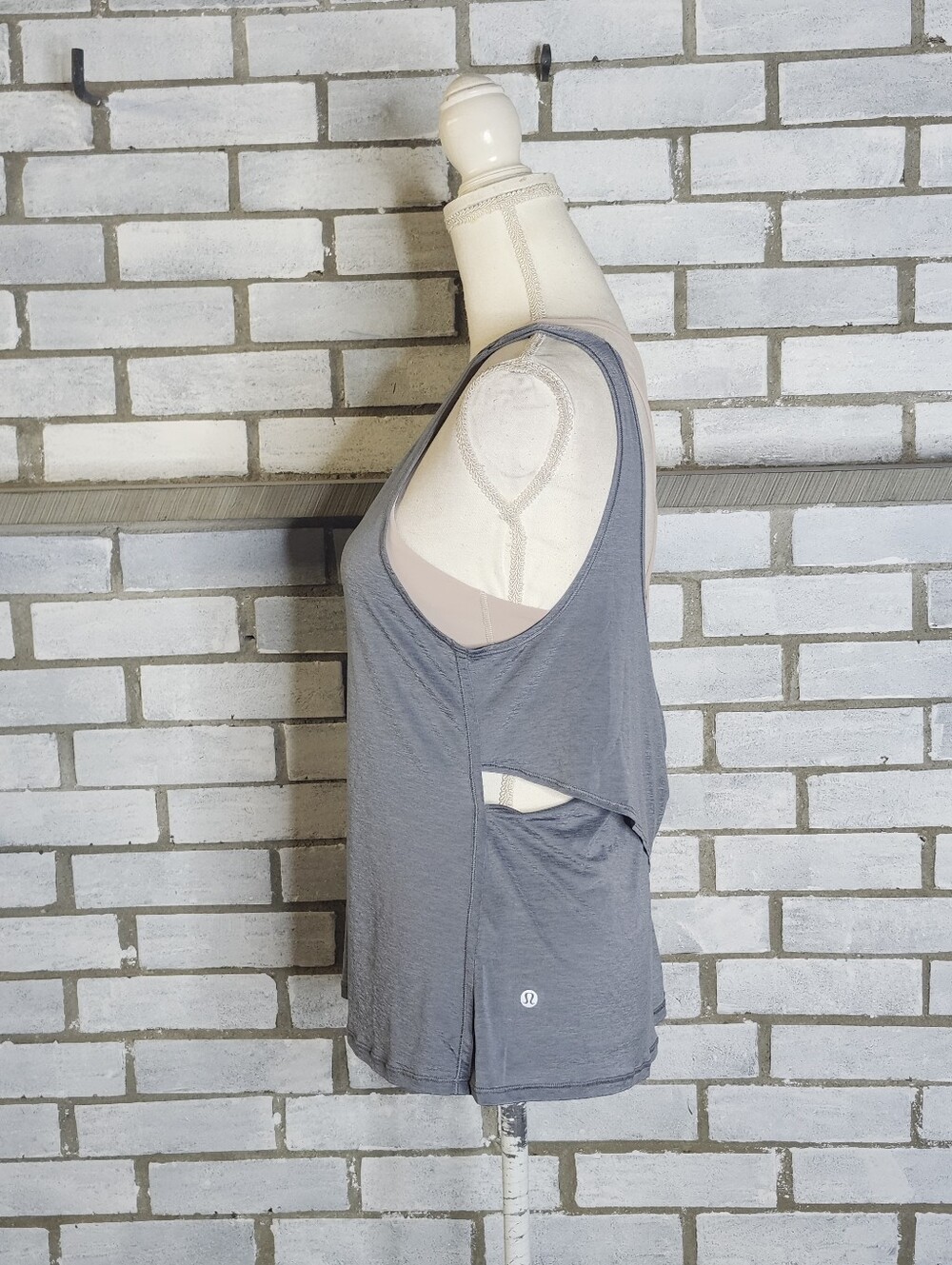 • Lululemon Women's 2 In 1 Sports Bra And Tank Top Sz 6 Gray & Beige Criss Cross - Picture 3 of 10